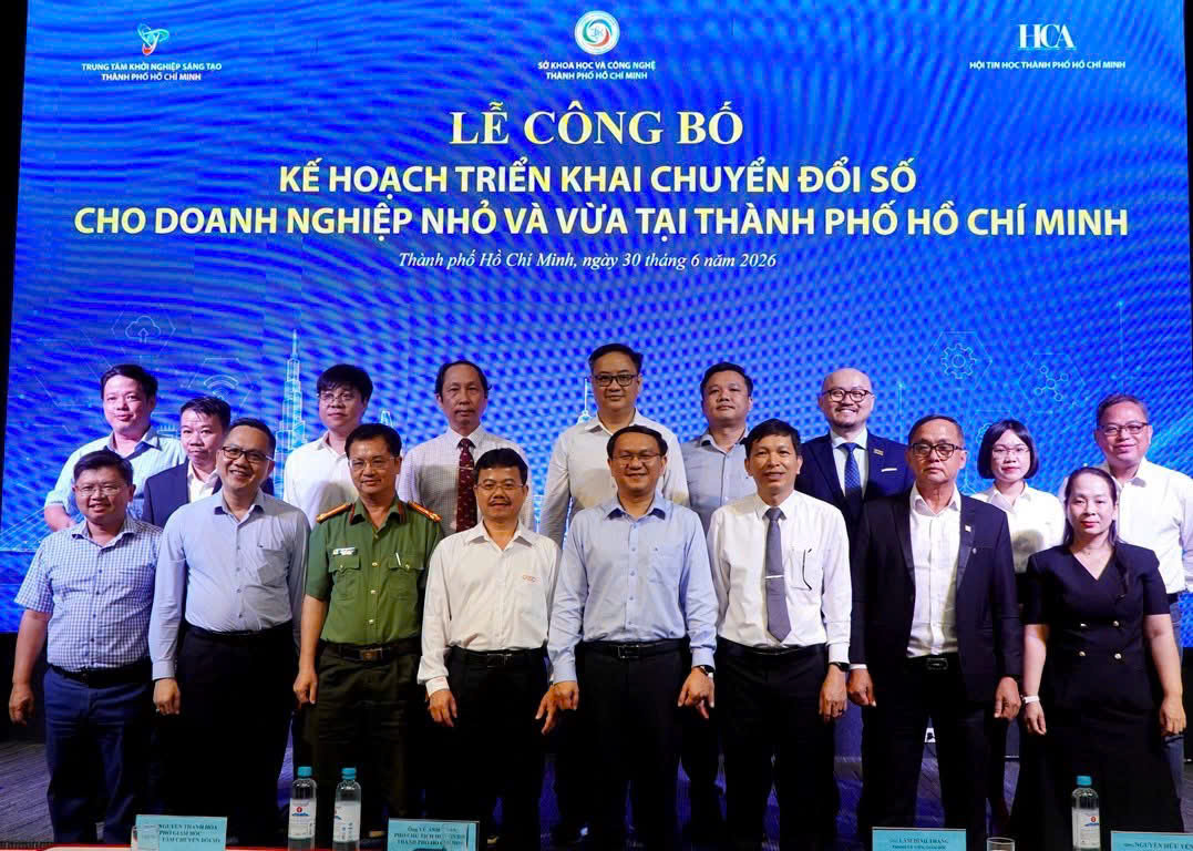 Lãnh đạo Sở Khoa học và Công nghệ Thành phố Hồ Chí Minh cùng các đại biểu thực hiện Nghi thức triển khai Đề án chuyển đổi số cho doanh nghiệp nhỏ và vừa giai đoạn 2026 - 2030.